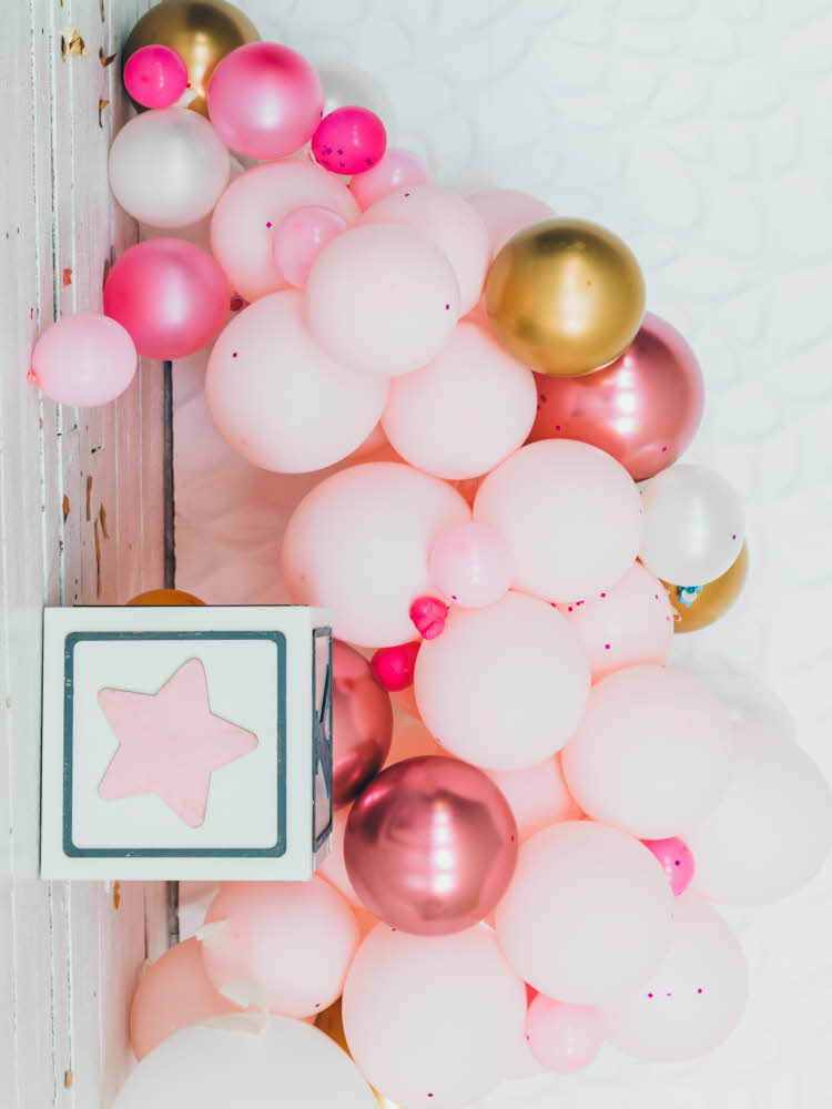 Rosa ballong girlander i forskjellige nyanser pluss gullballonger