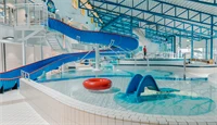 Badebasseng og vannsklie i en svømmehall