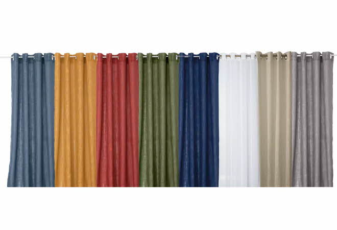 Gardiner i ulike farger hengende på en gardinstang.