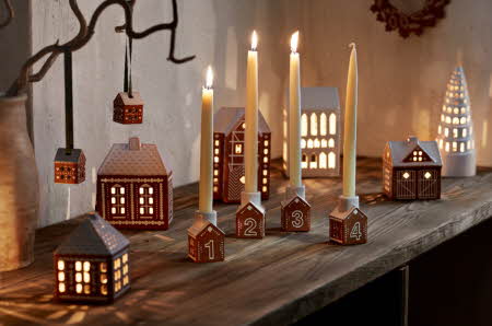 En benk pyntet til jul, med adventsstake i fire deler.