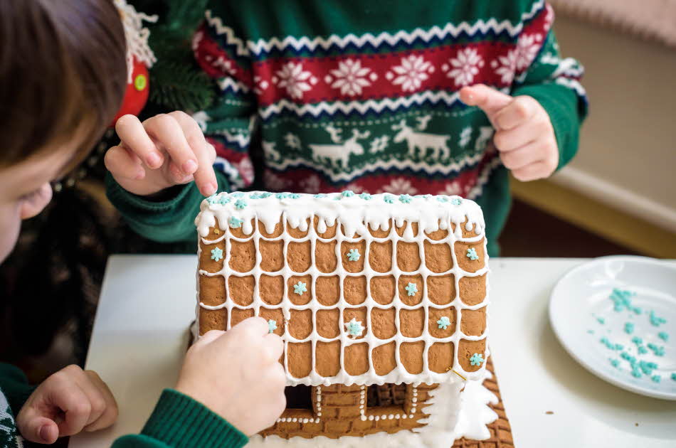 Pepperkakehus. Barn som pynter taket.