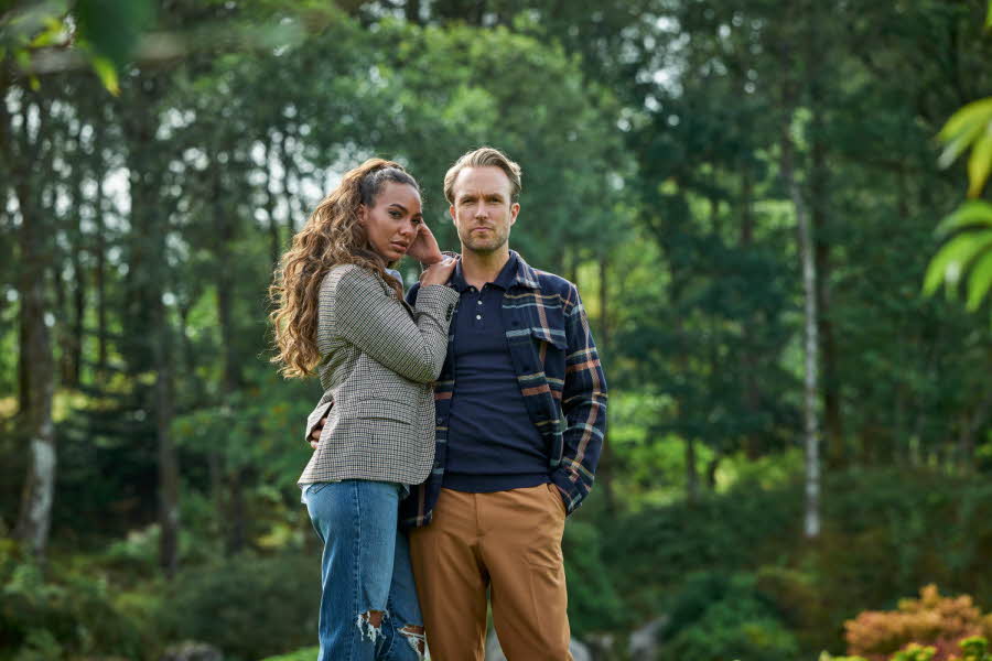 Bilde av dame og mann i skogen