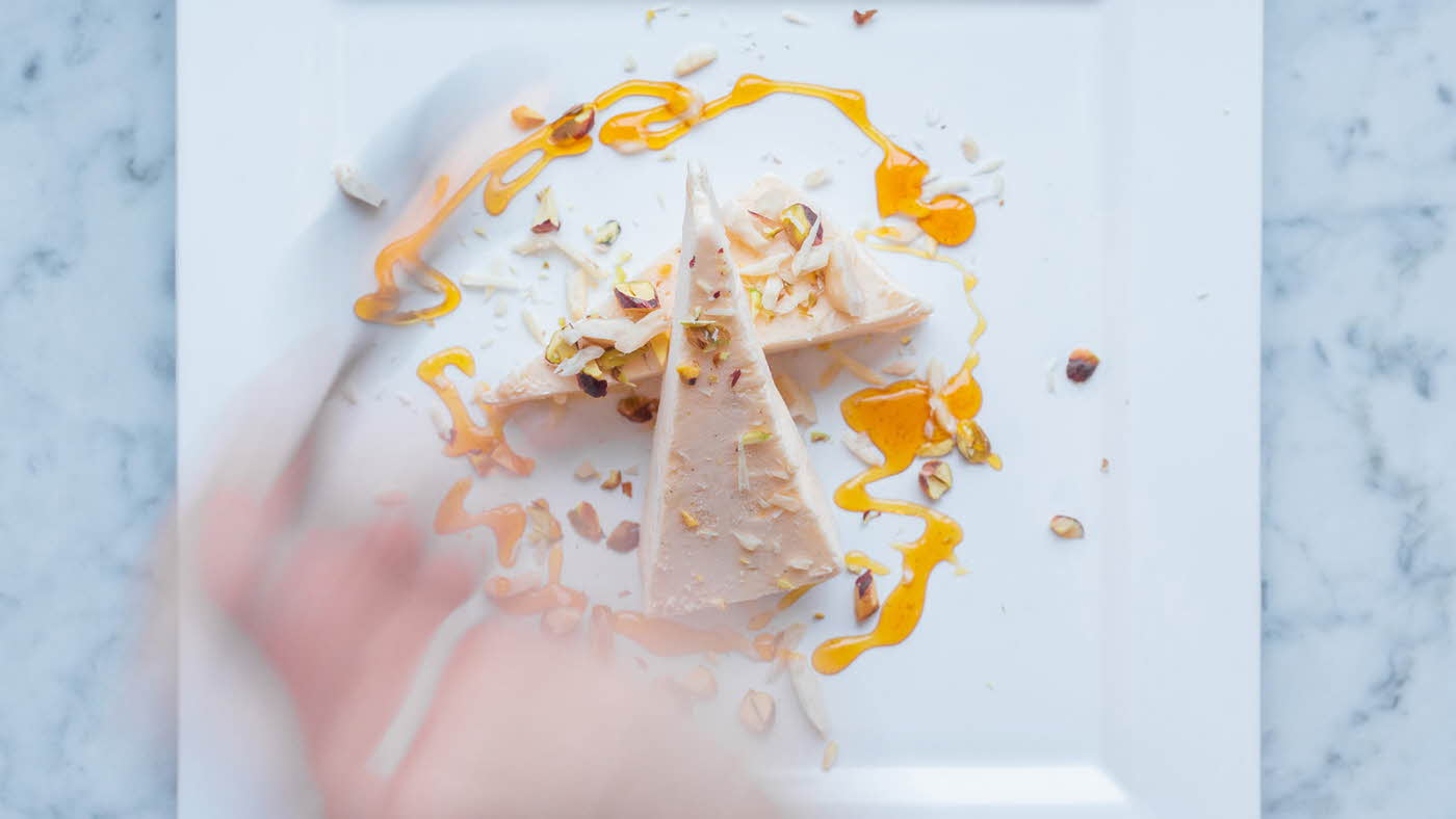Dessert av iskake og karamellsaus delikat anrettet på en tallerken