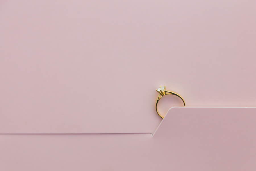 Forlovelsesring på rosa bakgrunn