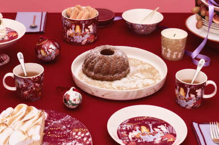 Et bord med julepynt, juletallerkener og julekopper fra Moomin Arabia.