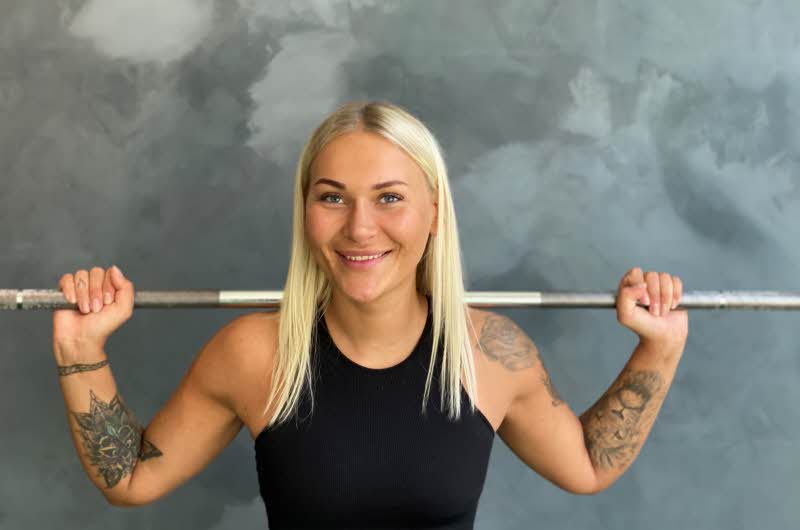 lyshåret dame holder vektstang