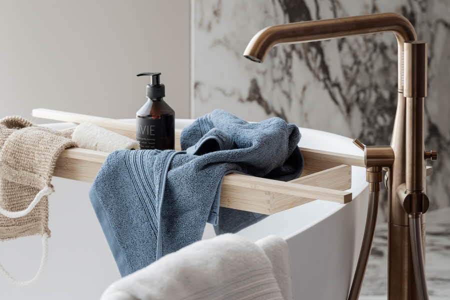 To håndklær hengende på badekarkanten
