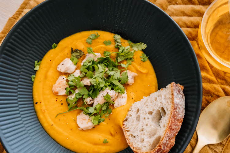 Gresskarsuppe i skål på bord