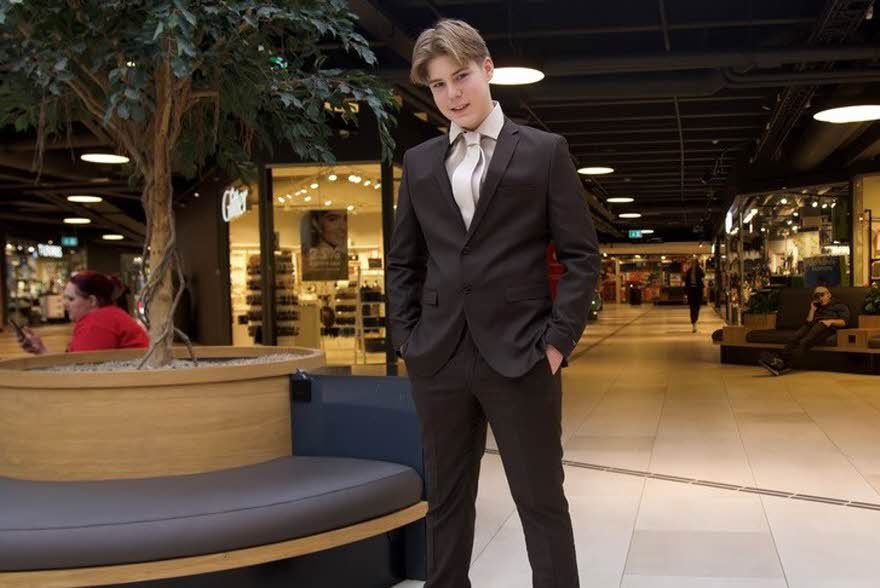 gutt i dress
