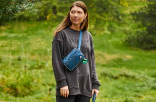 kvinne med bag og grå genser