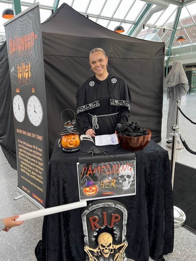kvinne utenfor Halloween-teltet i AMFI knarvik