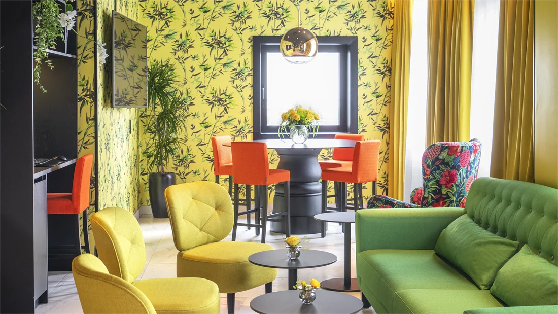 Fargerik resepsjon med gule stoler og grøn sofa på Thon Hotel Moldefjord