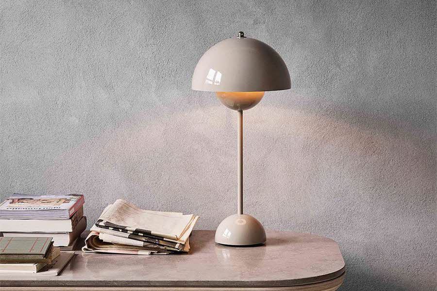 Rund grå beige design lampe på skrivebord