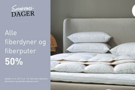 En seng full av puter og dyner med tekst "soveromsdager, alle fiberdyner og fiberputer 50%"