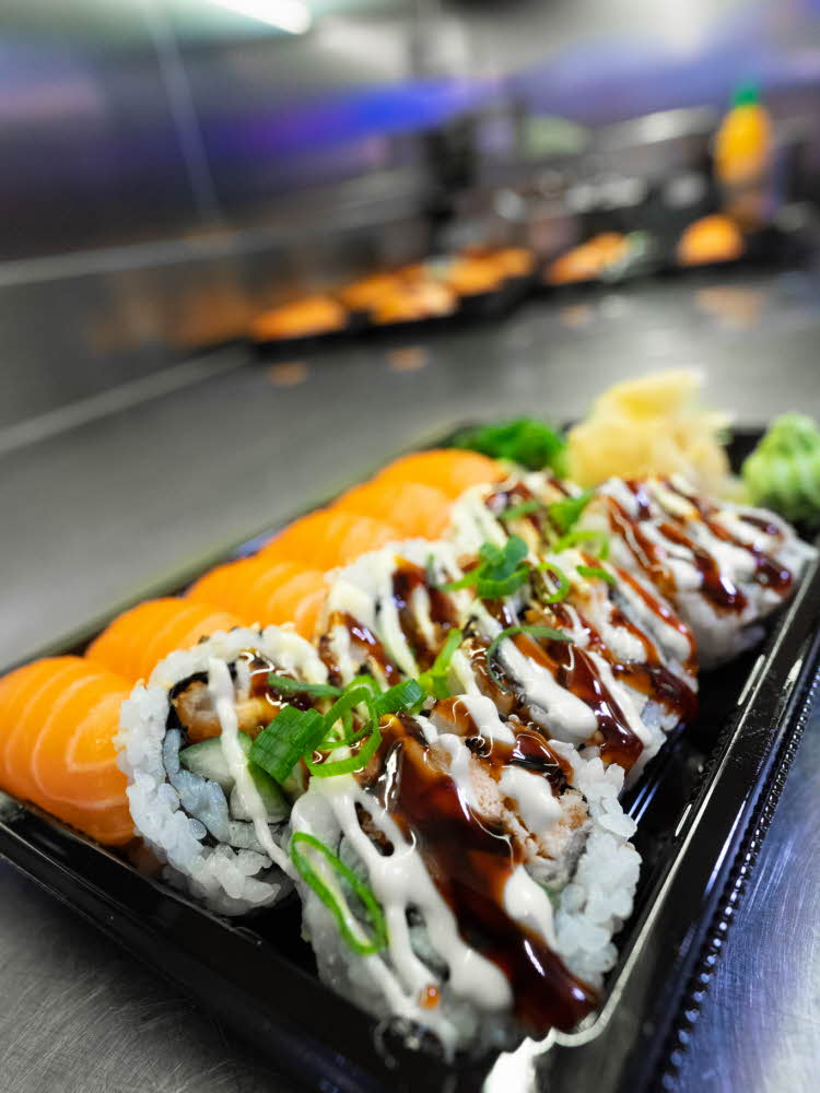 sushi på et fat