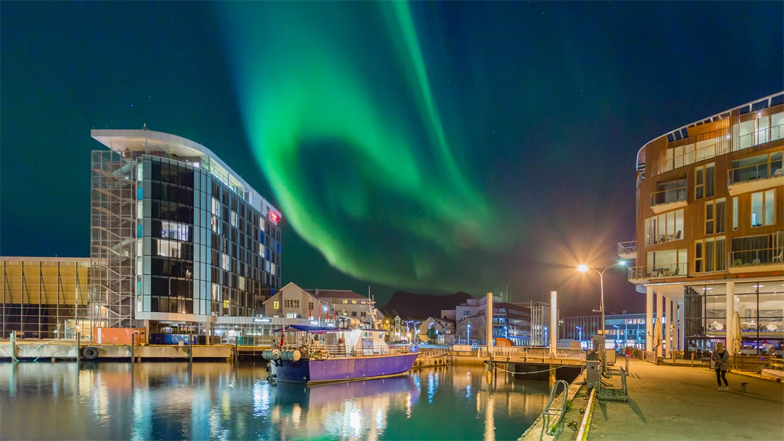 Fasade av bygningen til Thon Hotel Lofoten med Nordlys