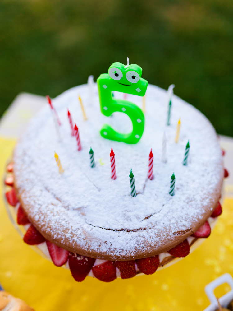Nærbilde av kake med tallet fem på