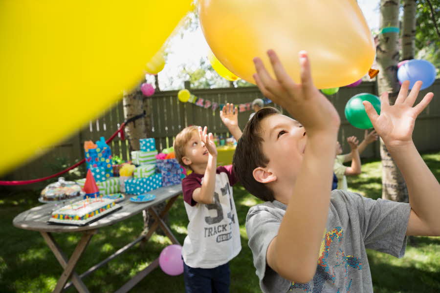 Skal du arrangere barnebursdag kan det være lurt å ha noen morsomme aktiviteter i bakhånd. Vi har samlet 12 forslag til leker barna vil elske.