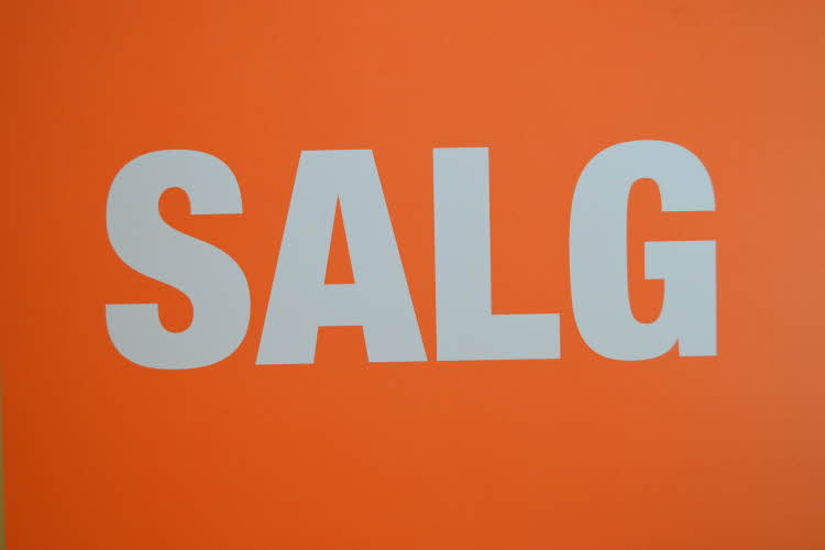 ordet salg på oransje bakgrunn