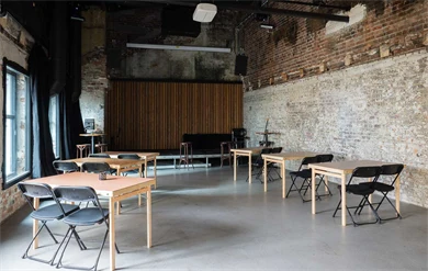 Bord og stoler som ser mot en scene på Kulturhuset i Oslo