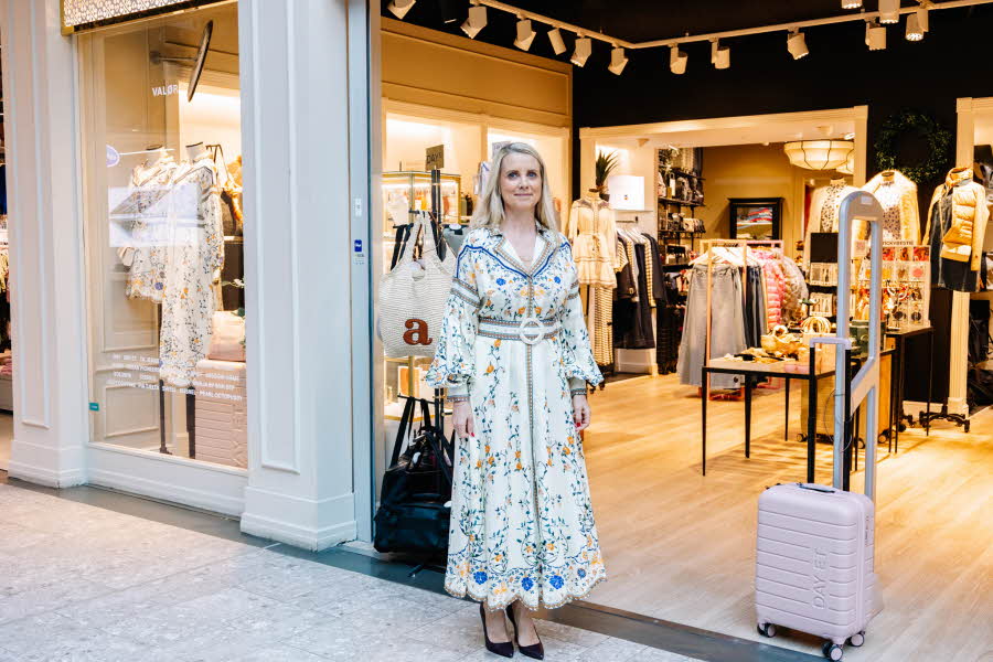 Endelig vår og sesong for fine kjoler! Nå vil vi kle oss i pasteller og blomsterprint. Det er også trendy med blonder, innsvinget liv og andre fine detaljer.