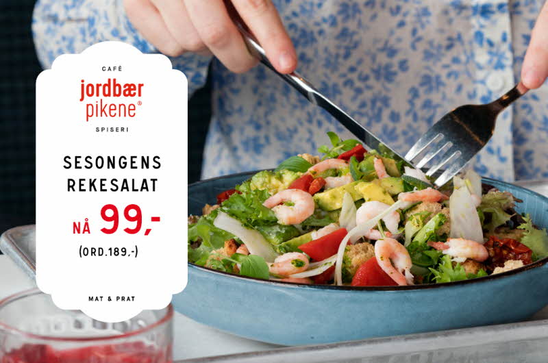 person som spiser rekesalat