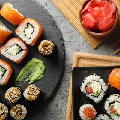 Sushi maki og nigiri med soyasaus