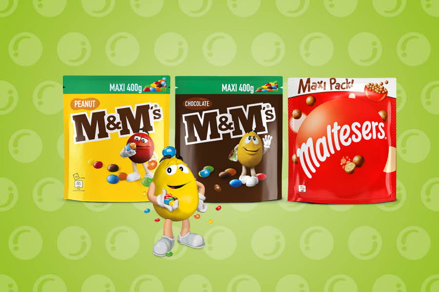 To poser i brunt og gult med m&m's og en rød pose med malteser