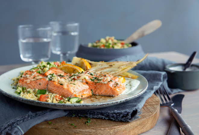 Ovnsbakt laks med fennikel og tabbouleh.