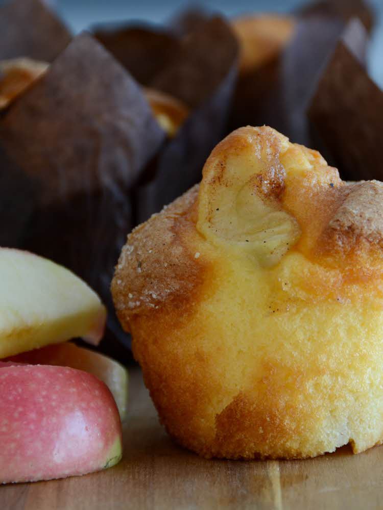Lys muffin med epleskiver ved siden av