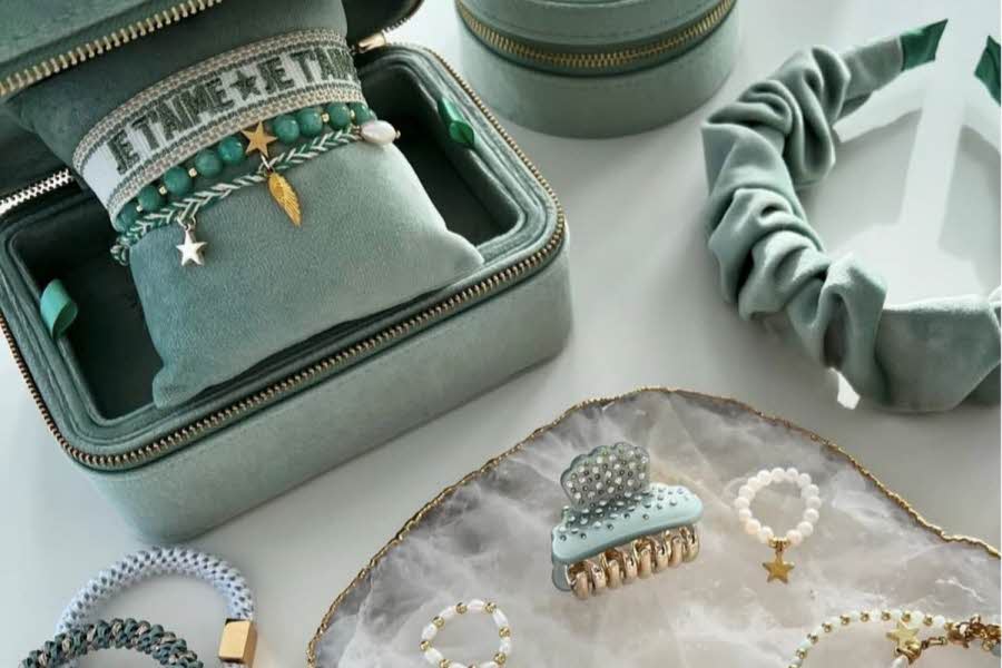 Velvet Jewellery Box – Luksuriøs oppbevaring i DARK-stil
Oppbevar smykkene dine med stil i DARK Velvet Jewellery Box.