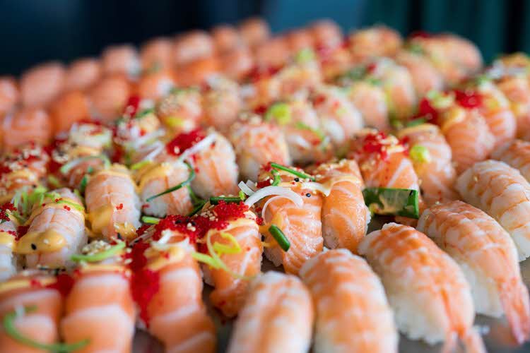 Fat med mye sushi