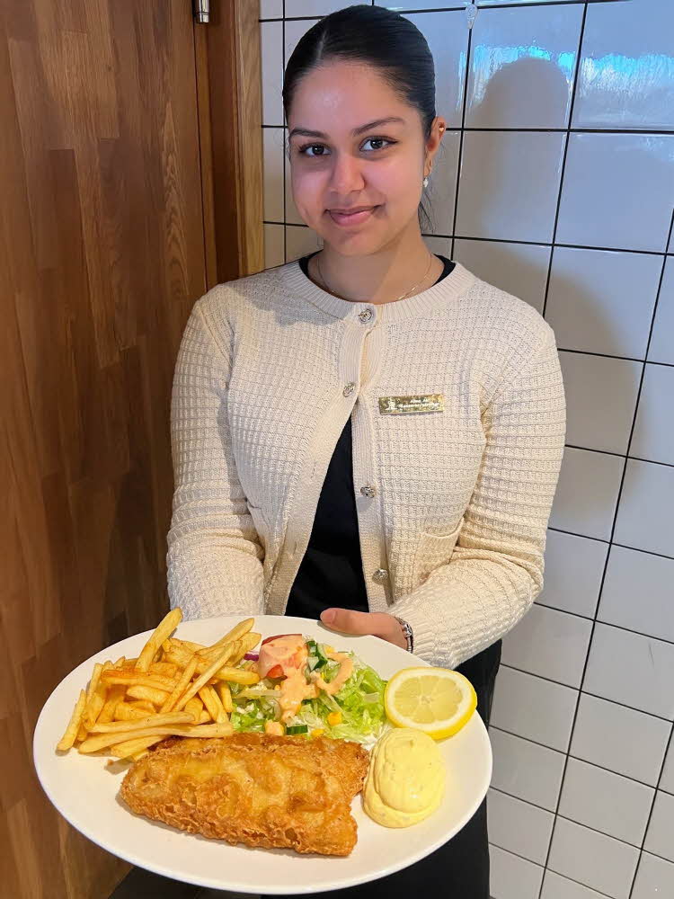 Dame som holder fish & chips