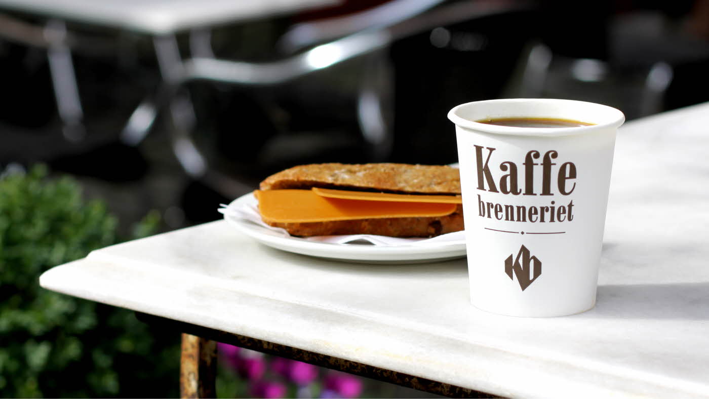 Kaffe og rundstykke med brunost