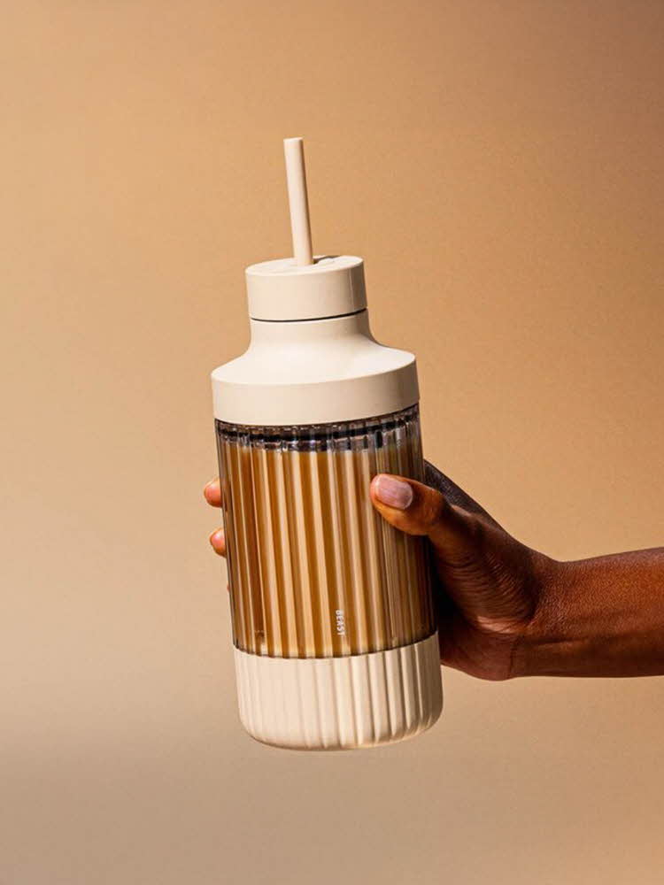 Person som holder en blender