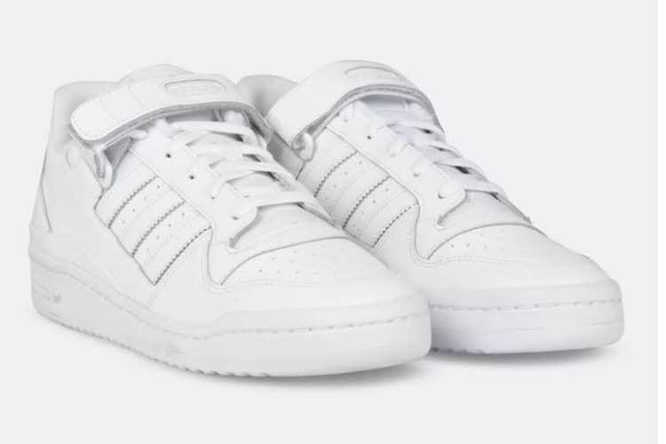 Et par hvite adidas sneakers fra Junkyard