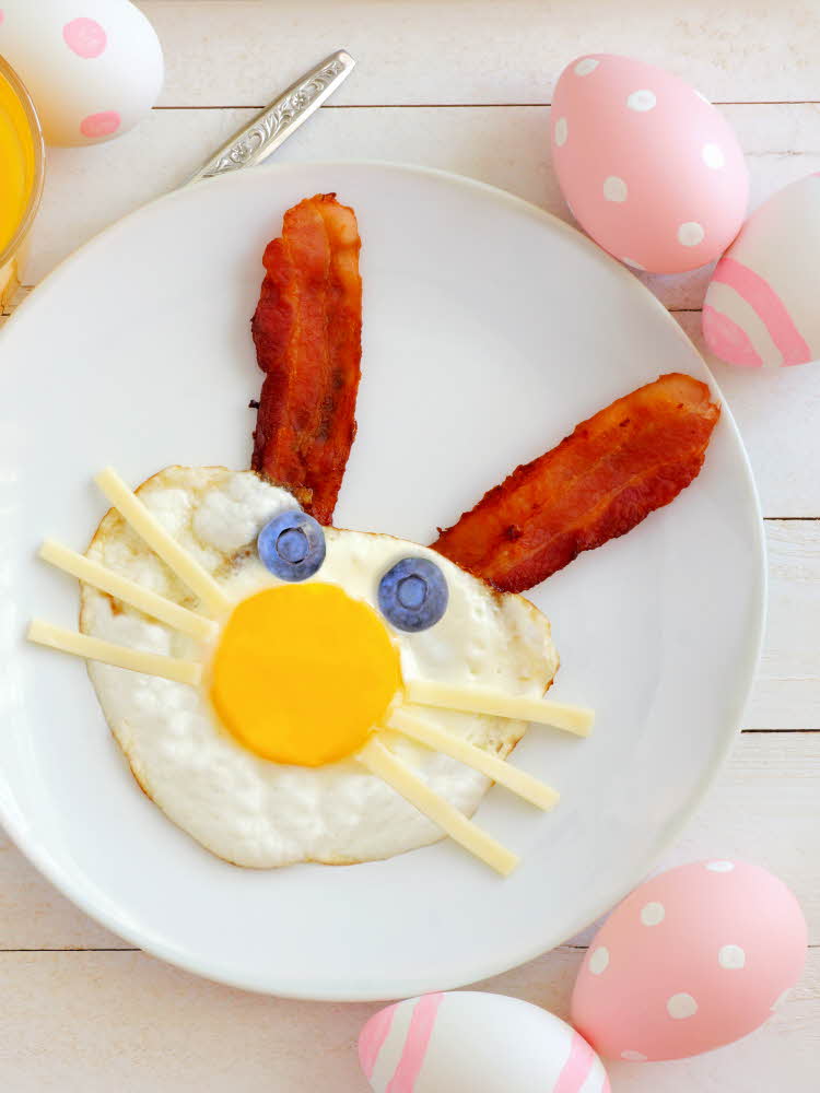 Speilegg med bacon formet som en kanin