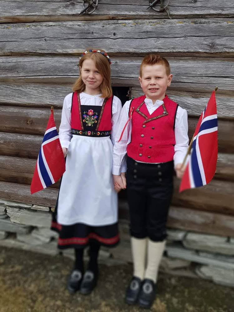 2 barn i festdragg med 17. mai flagg
