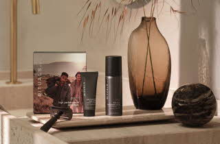 Barberhøvel og produkter fra Homme Collection fra Rituals står på en baderomsbenk.