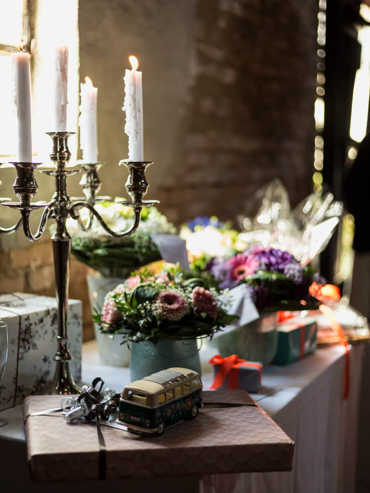 Et bord med gaver og stearinlys på