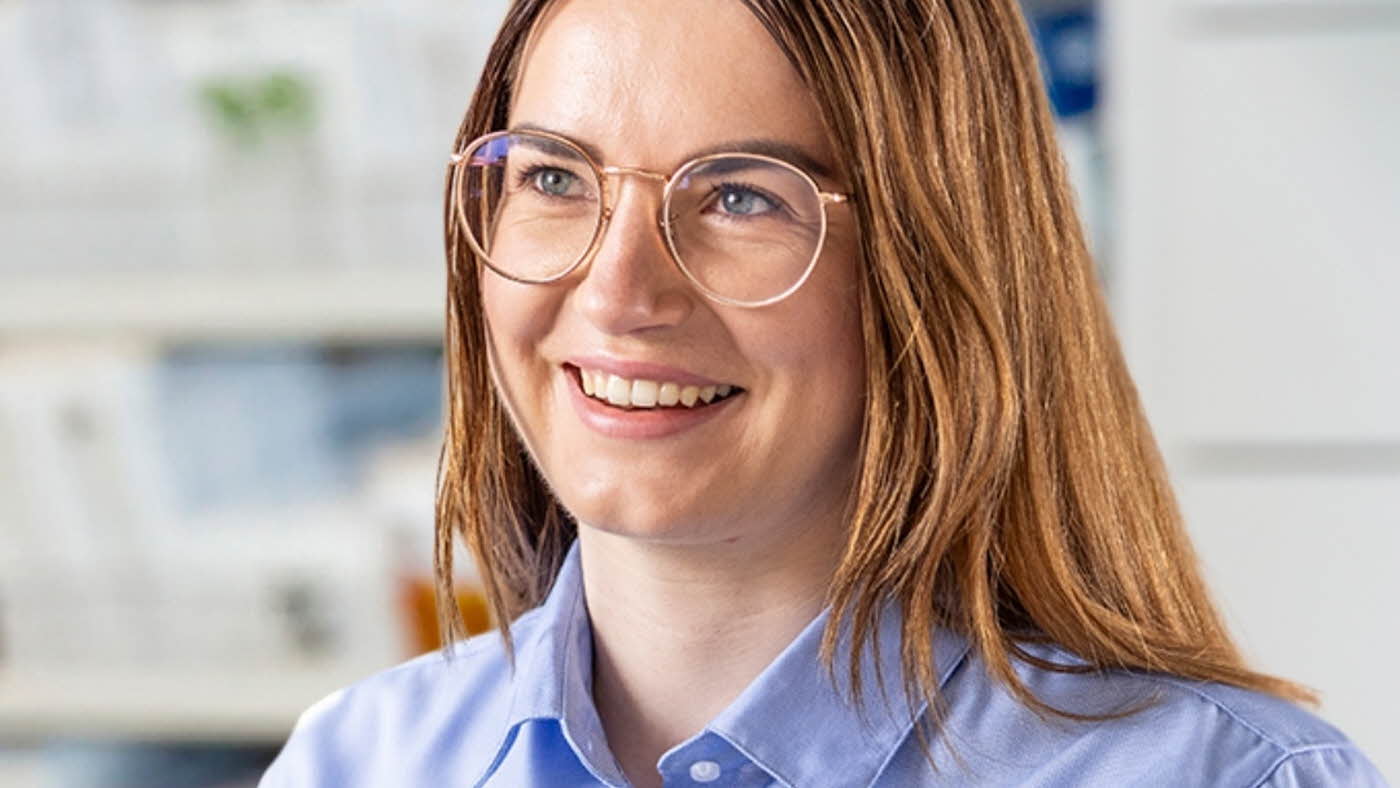 Dame fra Apotek 1 som smiler
