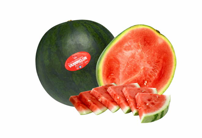 En hel, en halv og oppkuttede biter av vannmelon
