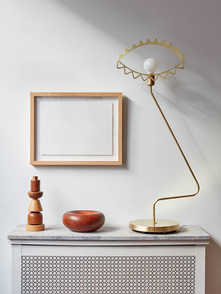 Marmorplate med lampe av metall og figurer av tre