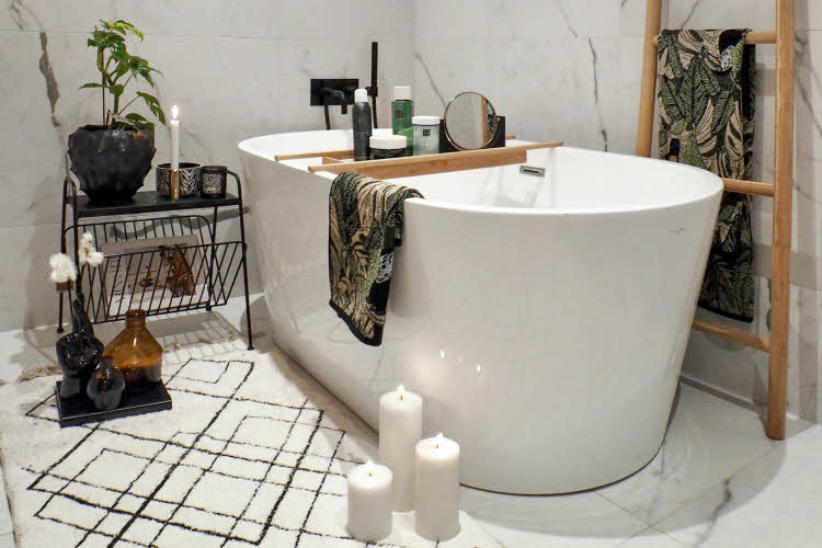Styling av bad med høstinteriør