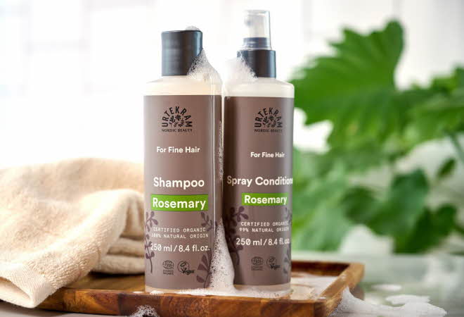 To brune shampoo flasker fra Urtekram Beauty.