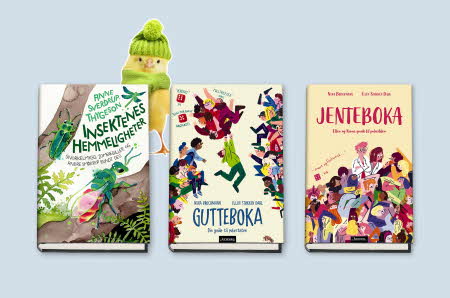 Tre barnebøker en liten kylling med en grønn lue og skjerf