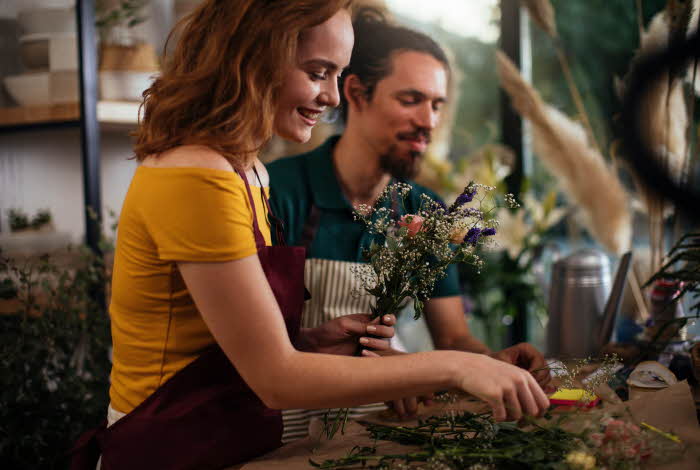 ansatte lager blomsterbuketter