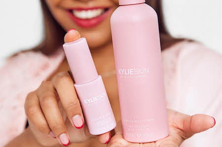 smilende dame som holder serum og krem fra Kylie SKins