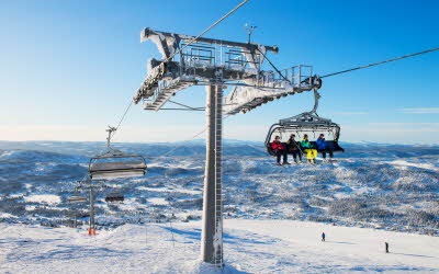 Alpinbakken - Mennesker sitter i skiheisen på Skeikampen