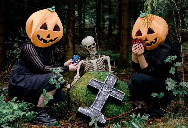 bilde av 2 personer i halloween kostymer